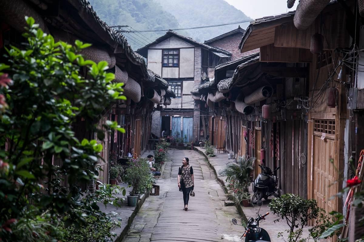 迪丽热巴这套造型美绝了，堪称行走的油画，恣意散发时尚气场